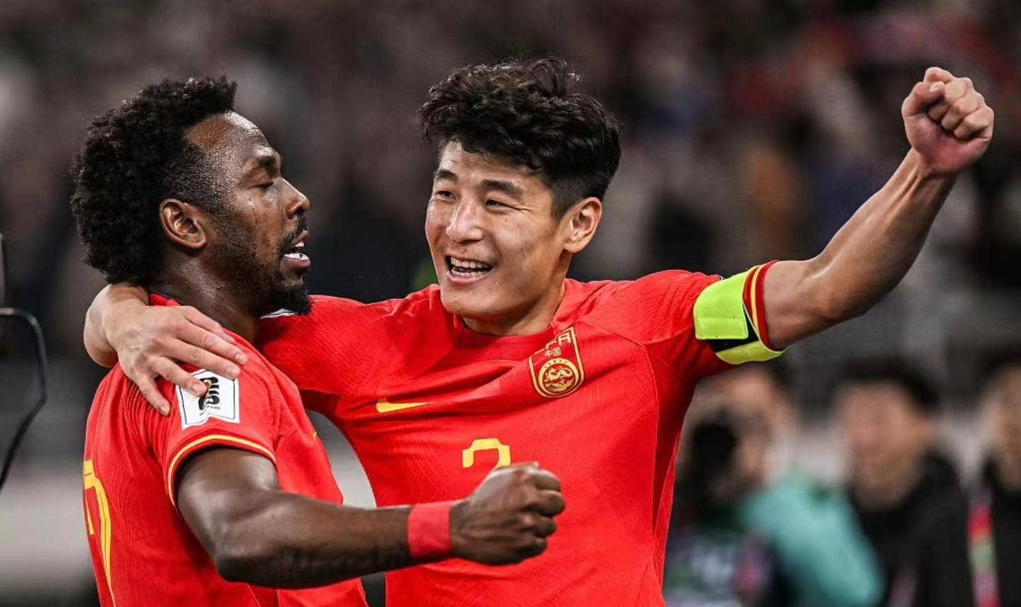 国足返程，20多名球迷接机！4天后对战沙特，门票最高1680元，已不支持退票