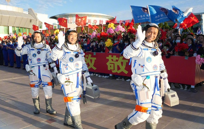 蔡旭哲、宋令东、王浩泽3名航天员领命出征