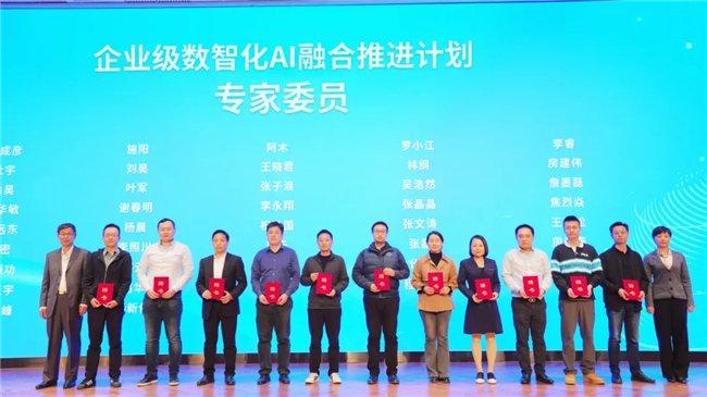 【早知道】深圳市委书记走访调研人工智能与机器人企业；中国信通院将举办AI眼镜产业推进专题研讨会