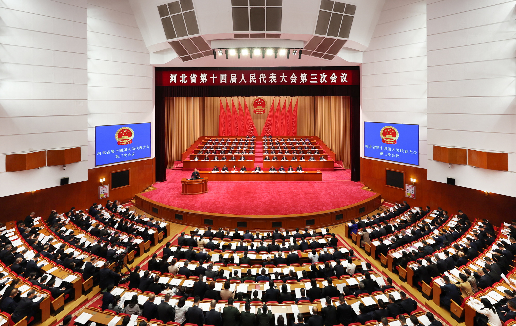 十四届全国人大三次会议在京闭幕