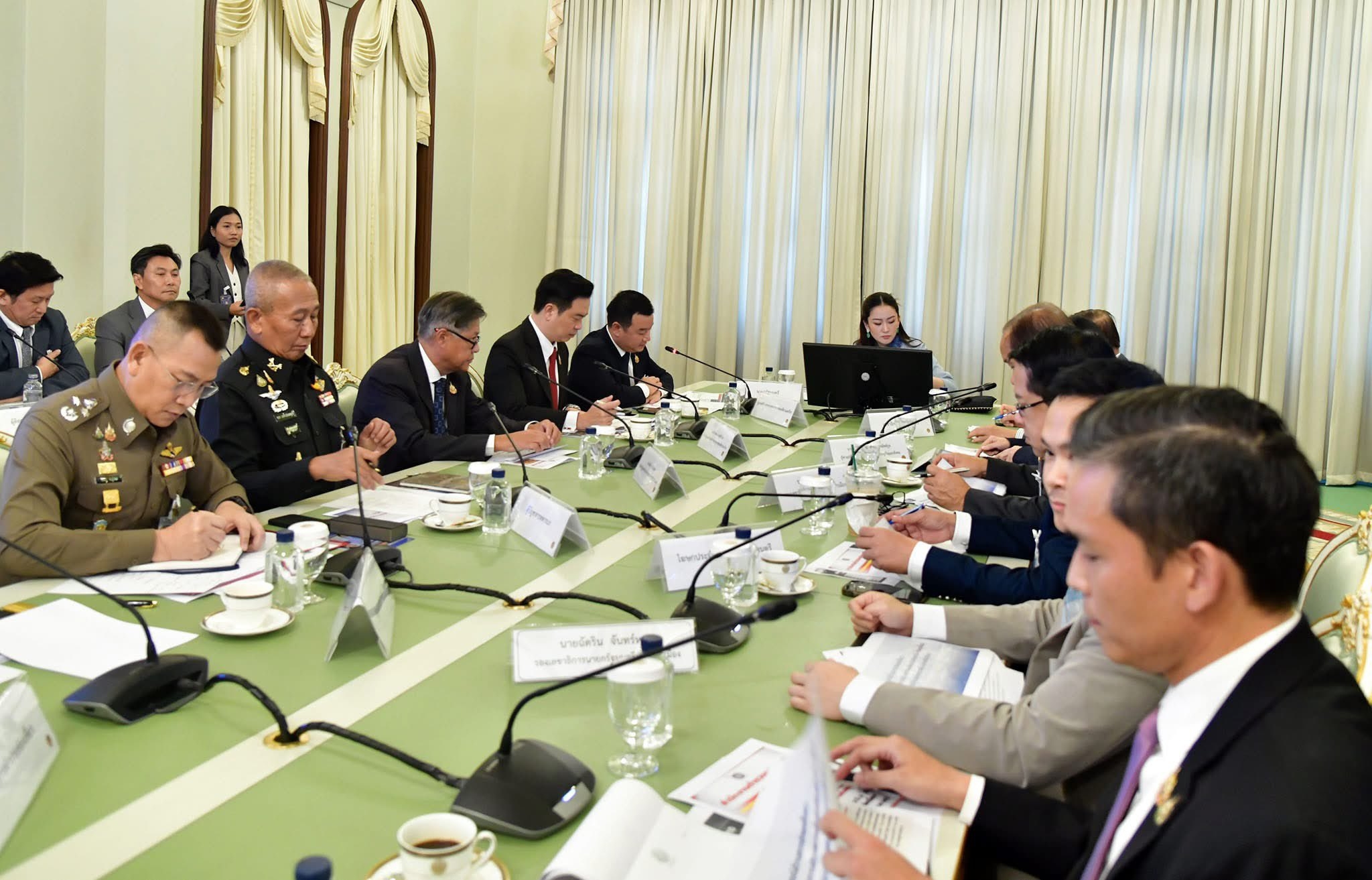 吕瑞浩公参同非盟委员会经贸司代司长帕特里克进行工作交流