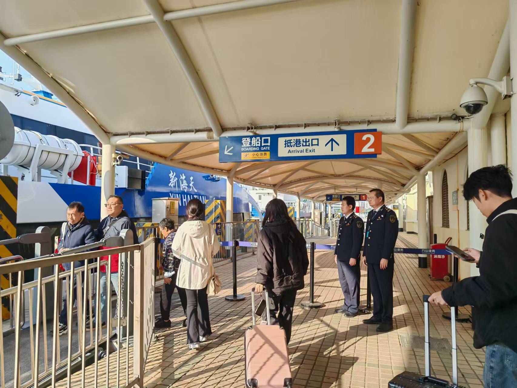 “五一”假期首日 珠海毗邻港澳各口岸迎客流高峰