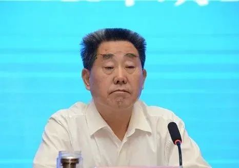 官方通报！医药巨头原董事长被“双开”，撤销荣誉称号！