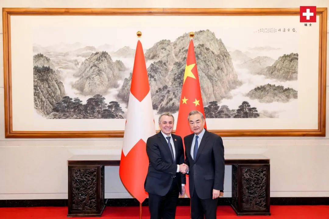 外交部长王毅会见密克罗尼西亚联邦外长罗伯特