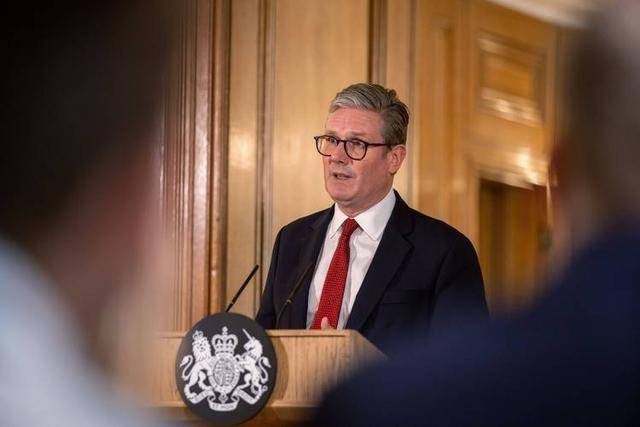 证实，伊朗武装部队负责人已死，哈梅内伊安然无恙！德黑兰住宅区遭袭已致5人死亡！特朗普：将保护以色列！油价暴涨10%，金价狂飙