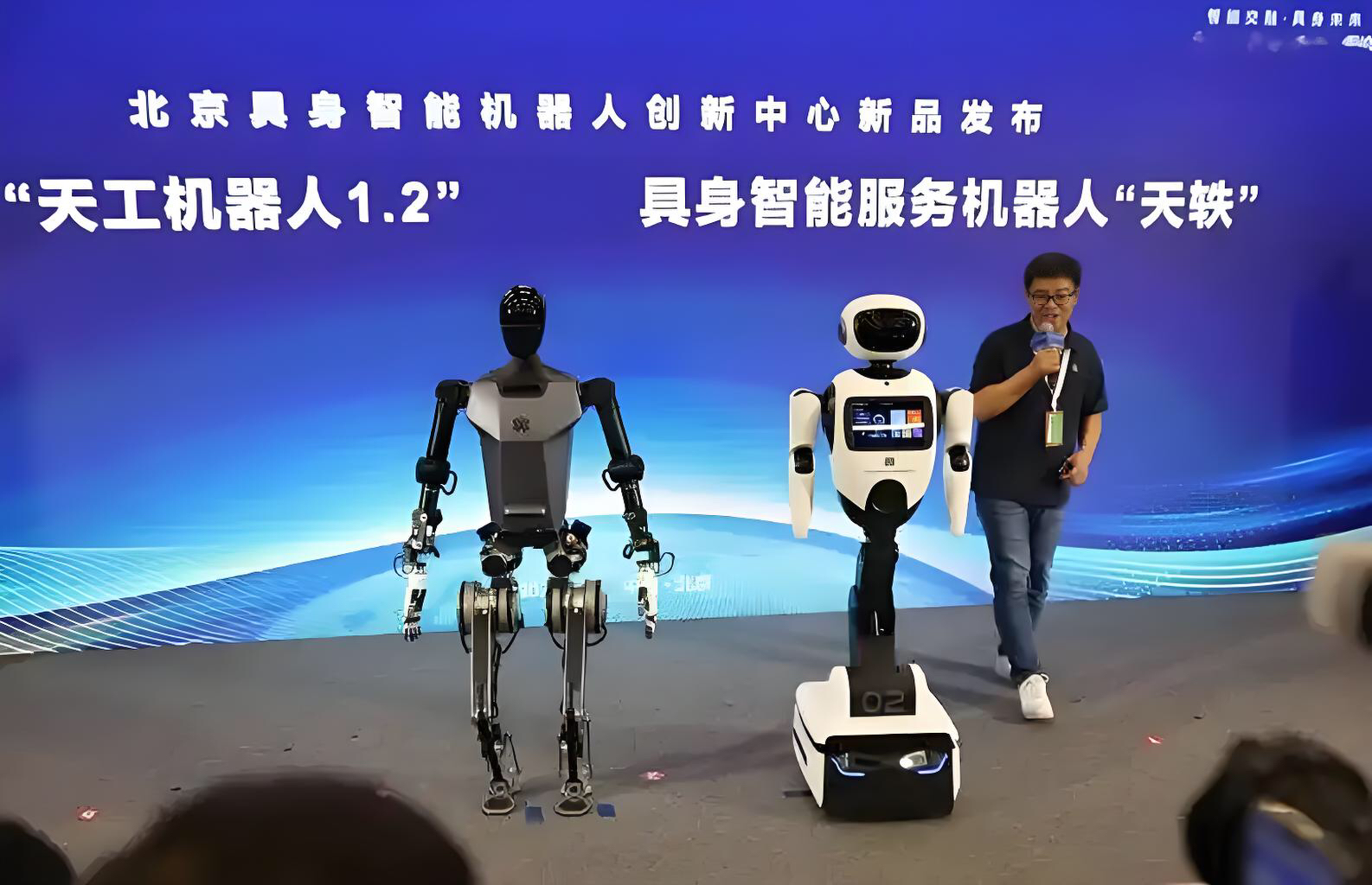 德马科技与智元新创战略合作 探索具身智能机器人在物流场景创新应用