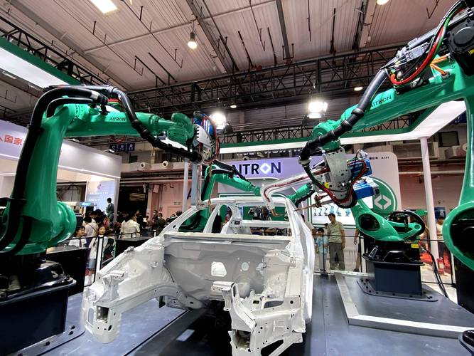 广西工业版人形机器人下线