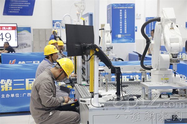 广西工业版人形机器人下线