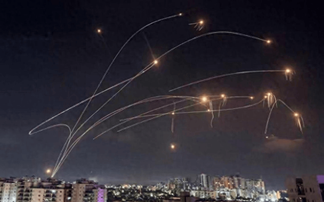 30枚导弹！伊朗发起袭击，以色列要求全境居民进入避难所！多地传出爆炸声！俄罗斯警告美国：不要军事干预以伊冲突