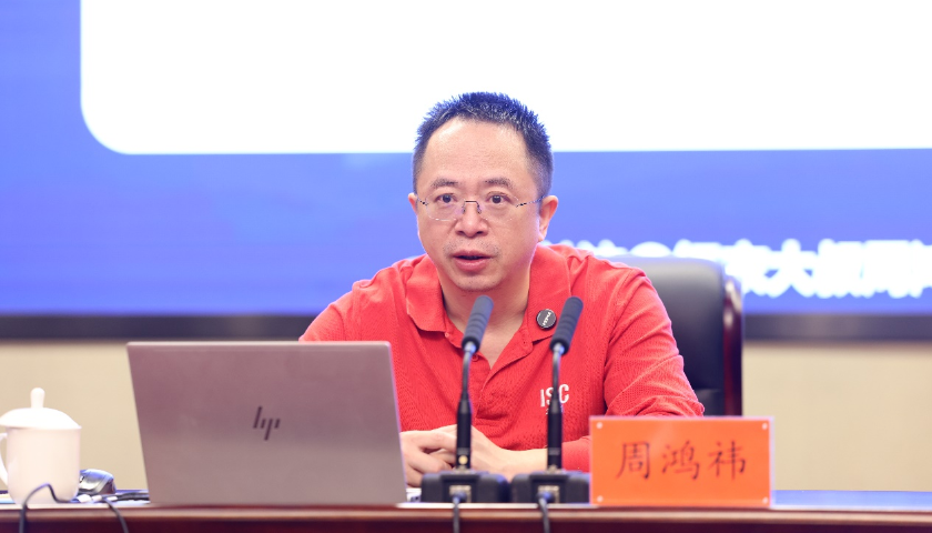 周鸿祎达沃斯谈人工智能向智能体进化：重塑产业格局与人类协作新范式