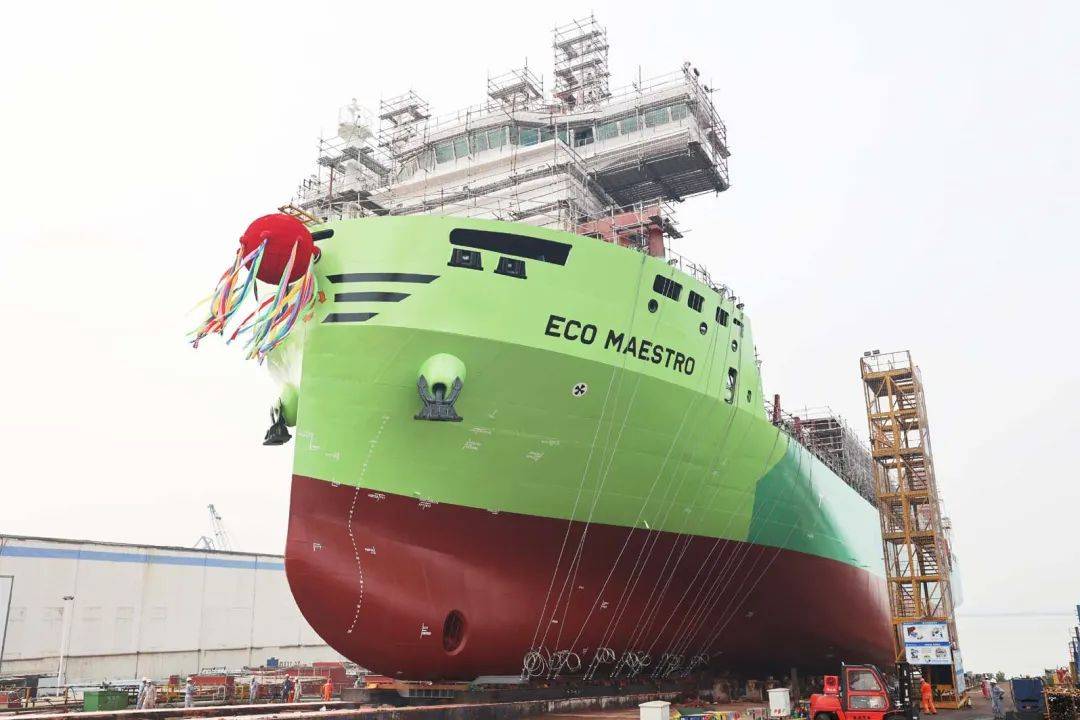 绿色甲醇首次加注国产双燃料船舶