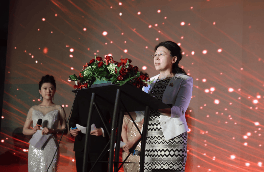 杨舒总领事出席加拿大中华总商会庆祝中加建交55周年暨商会成立30周年晚宴
