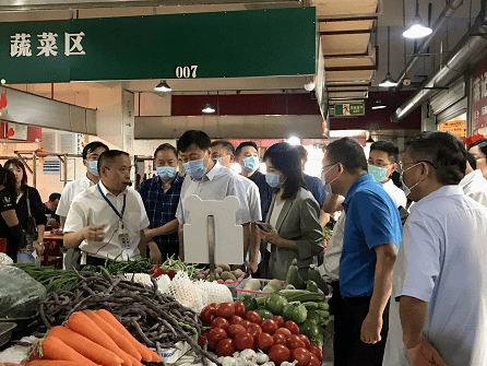 于维华参赞赴援马里农业技术示范中心开展调研