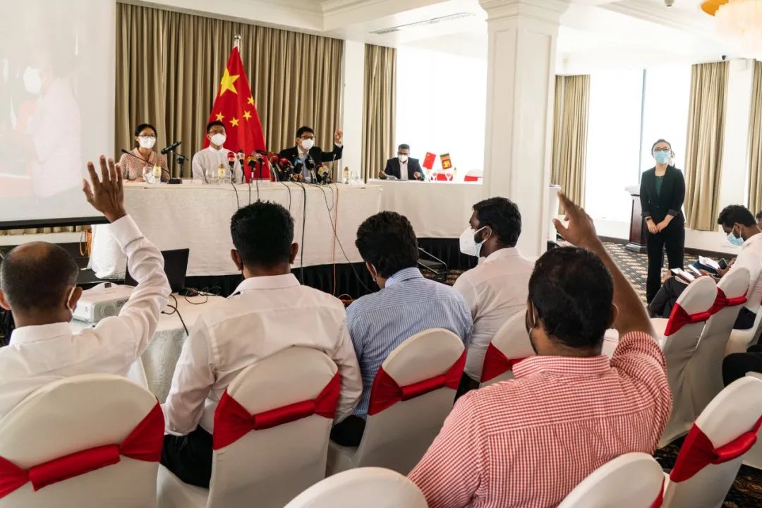 王毅会见斯里兰卡外长赫拉特