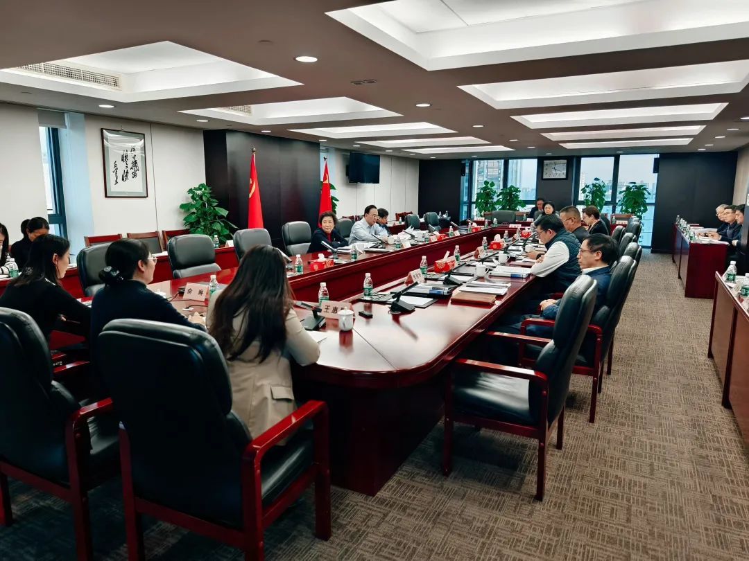 上海市商务委主任朱民会见阿布扎比投资办公室总干事巴德尔・奥拉马一行