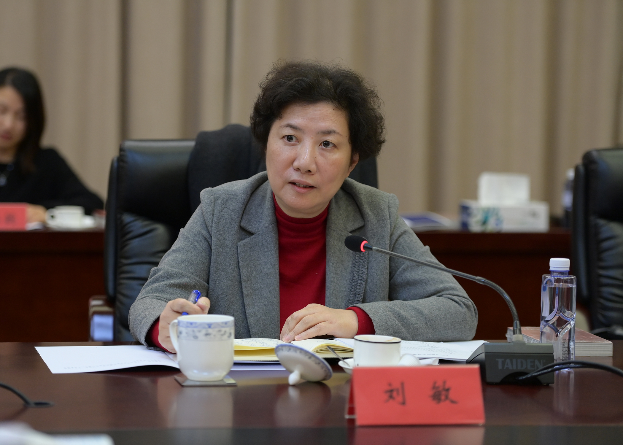 上海市商务委主任朱民会见阿布扎比投资办公室总干事巴德尔・奥拉马一行