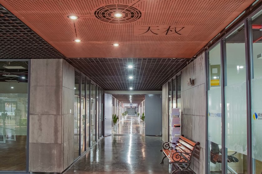 爱朋医疗：旗下杭州小清科技主要从事电商相关业务