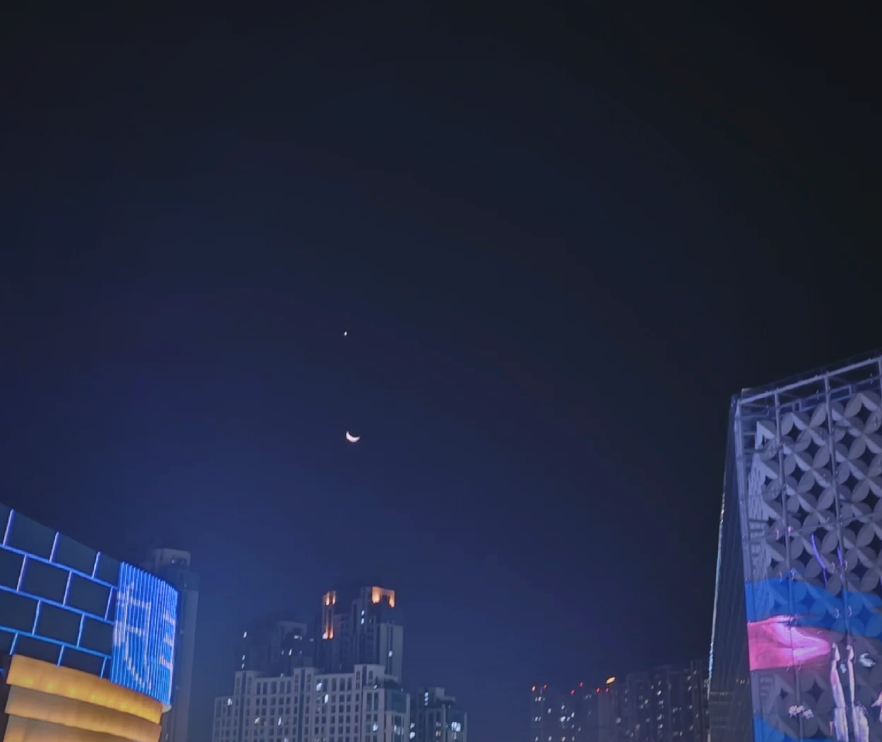 7月22日至23日凌晨天宇将先后上演金星伴月和木星伴月