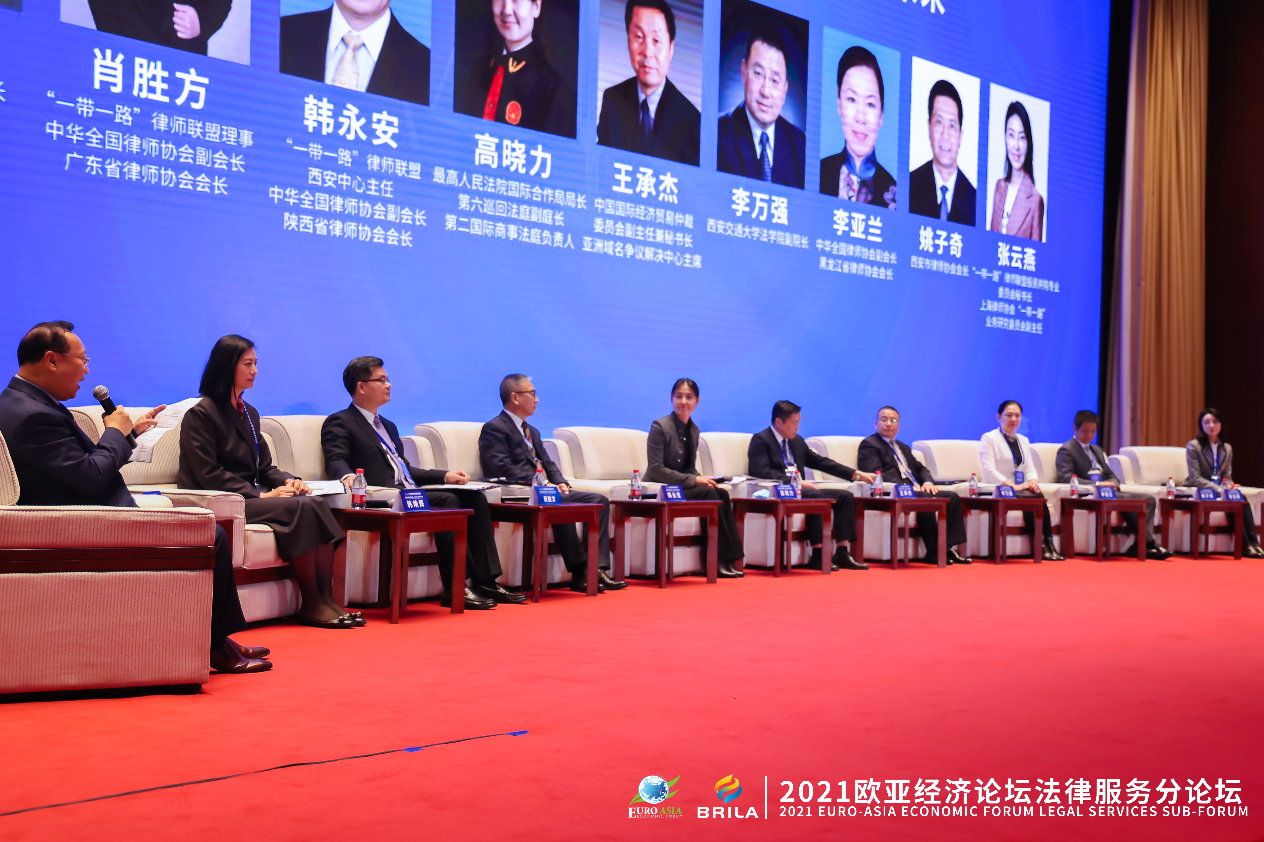 加蓬召开首届经济论坛