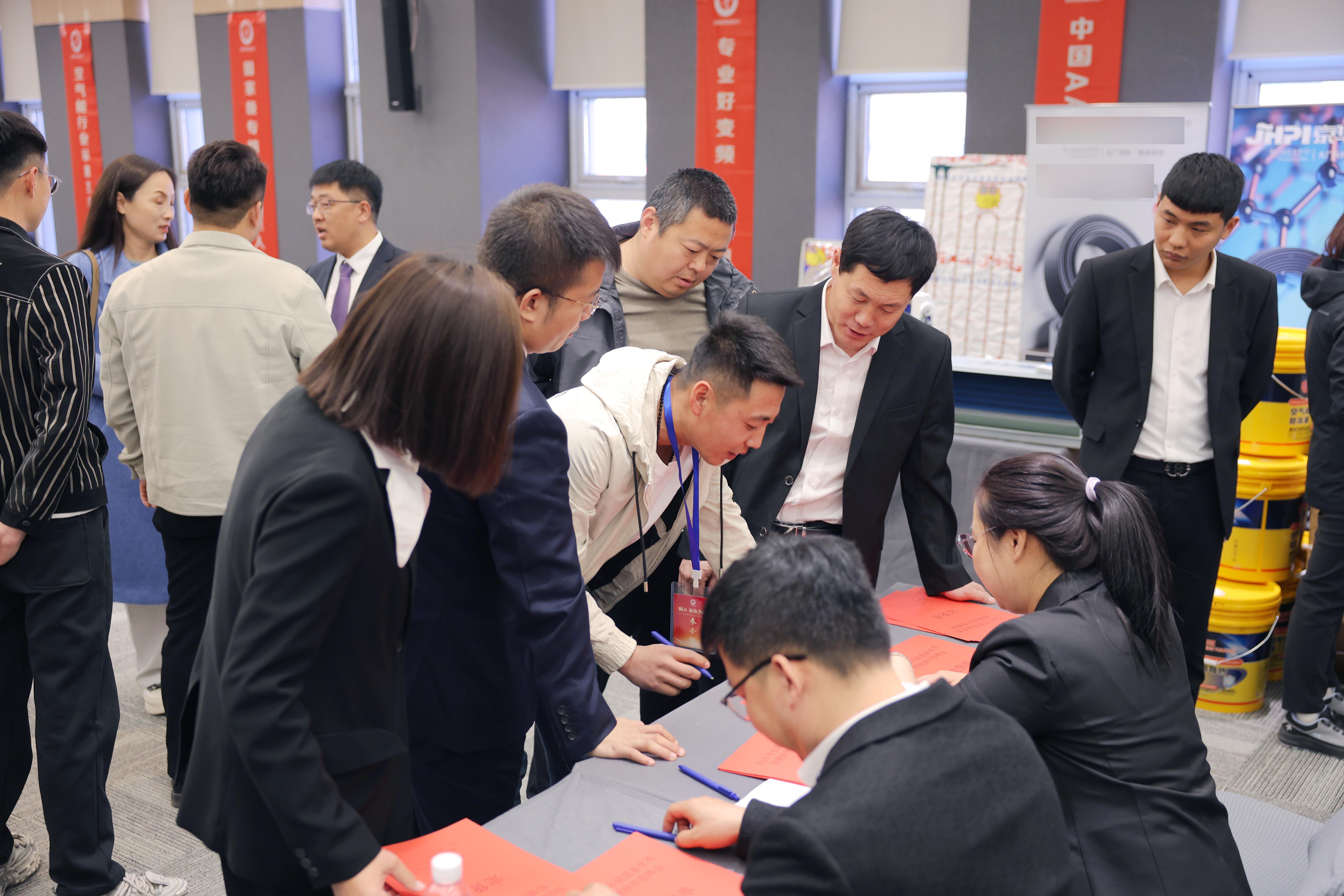 吕瑞浩公参同非盟委员会工矿司高级顾问图恩德进行工作交流