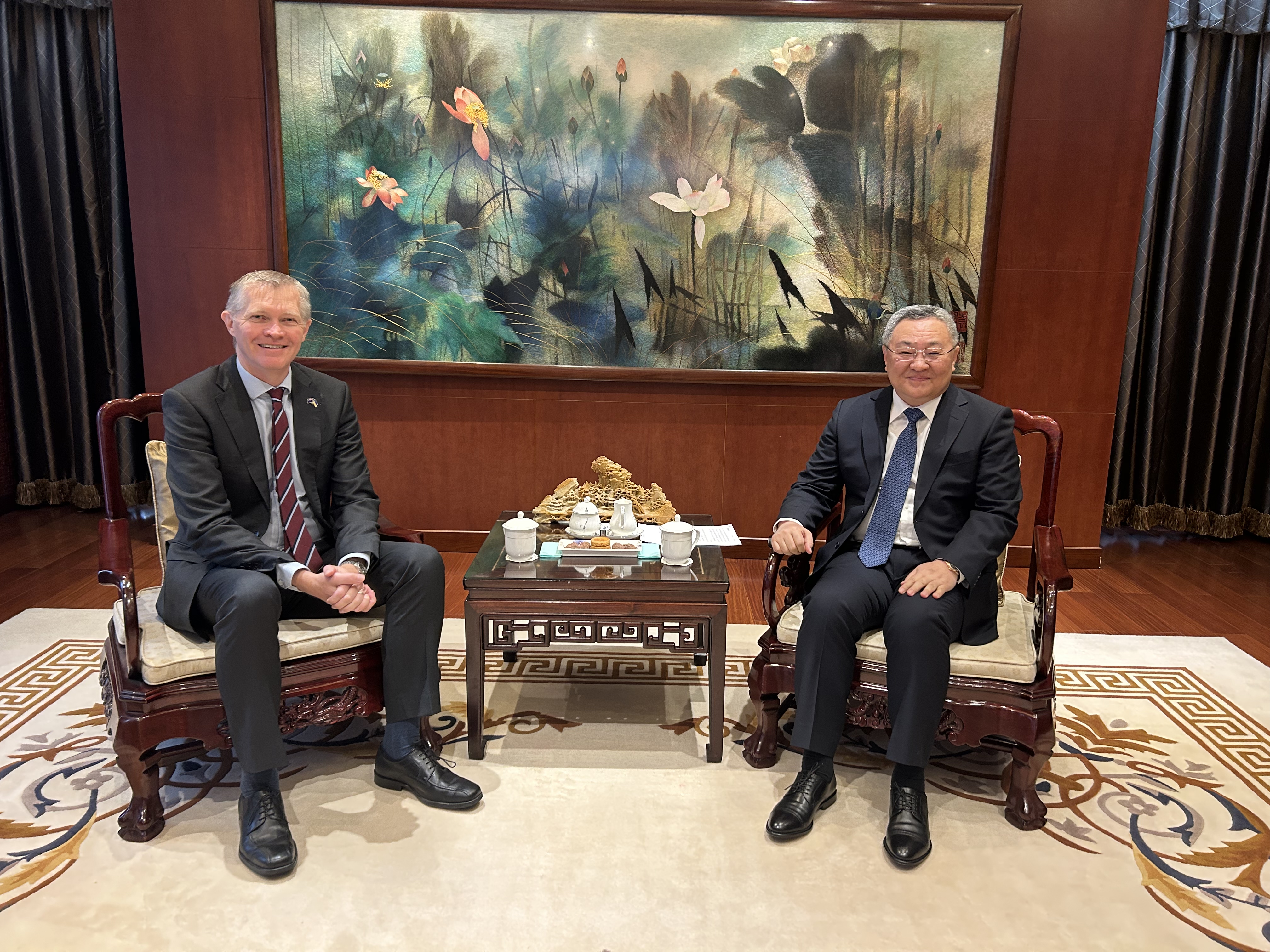 驻非盟使团团长蒋烽大使调研华坚集团