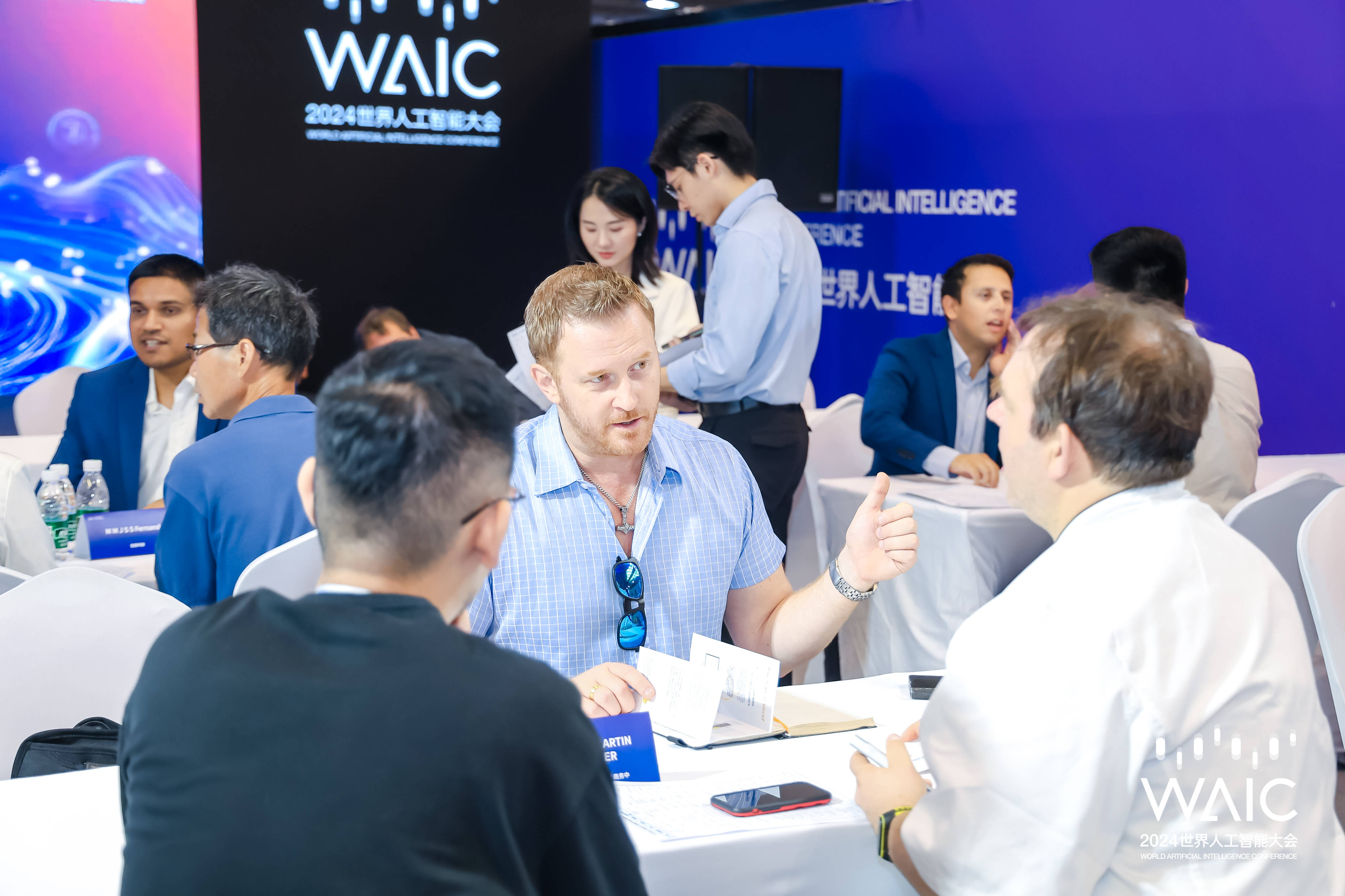 新华全媒头条｜共探未来——从2025世界人工智能大会看AI发展新动向