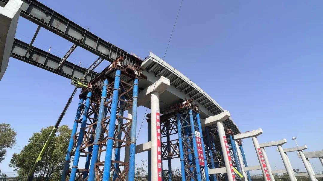 海波重科获得发明专利授权：“一种顶推结构以及钢箱梁顶推施工方法”