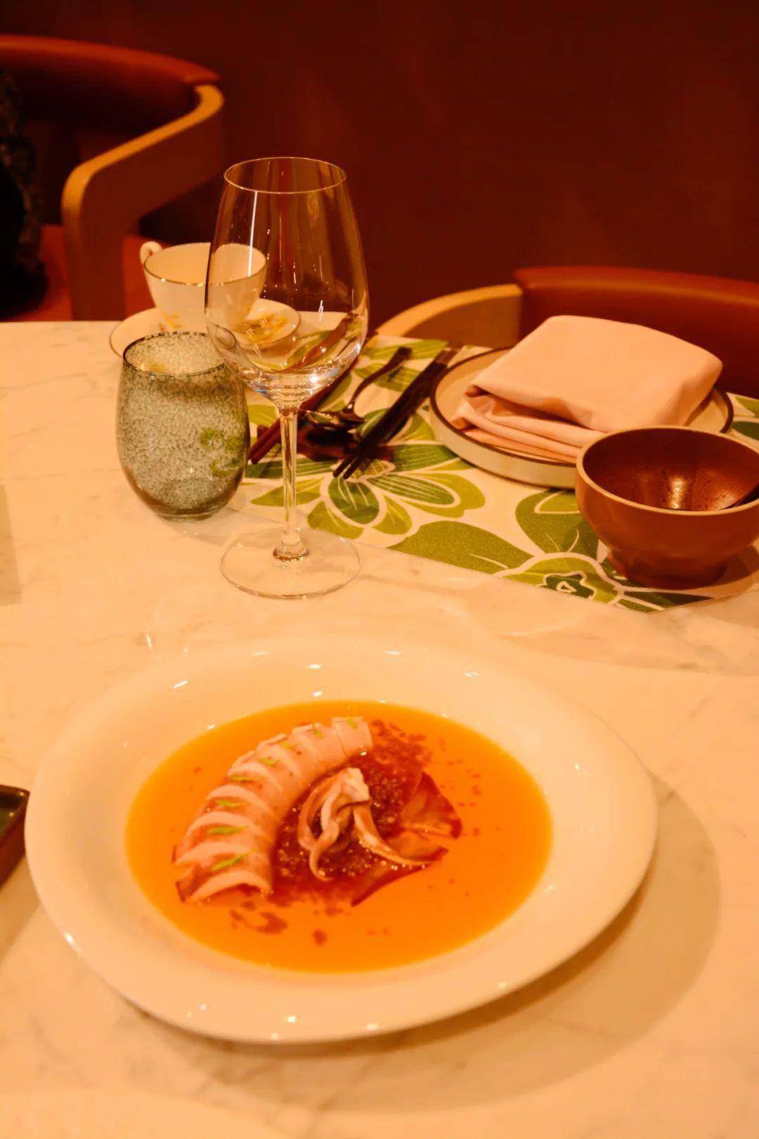 北京首家机器人主题餐厅来了！记者实探“色香味”