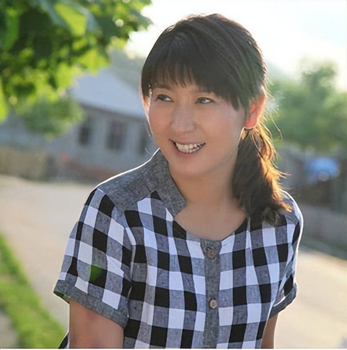 演员闫学晶多个账号被禁止关注，其代言的调料品牌：全线停产换包装，并将索赔追责！此前直播被指“哭穷”：儿子一部戏挣几十万不够养家