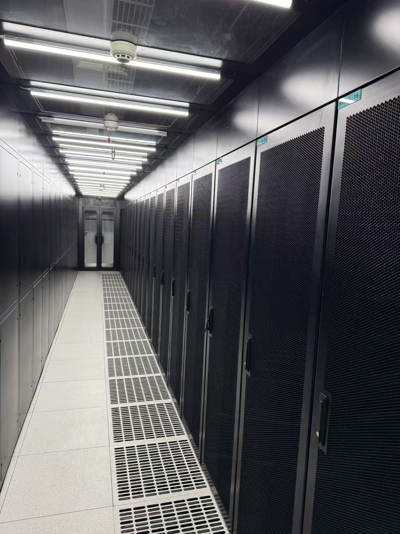 朗威股份：专注于数据中心机房及综合布线设备