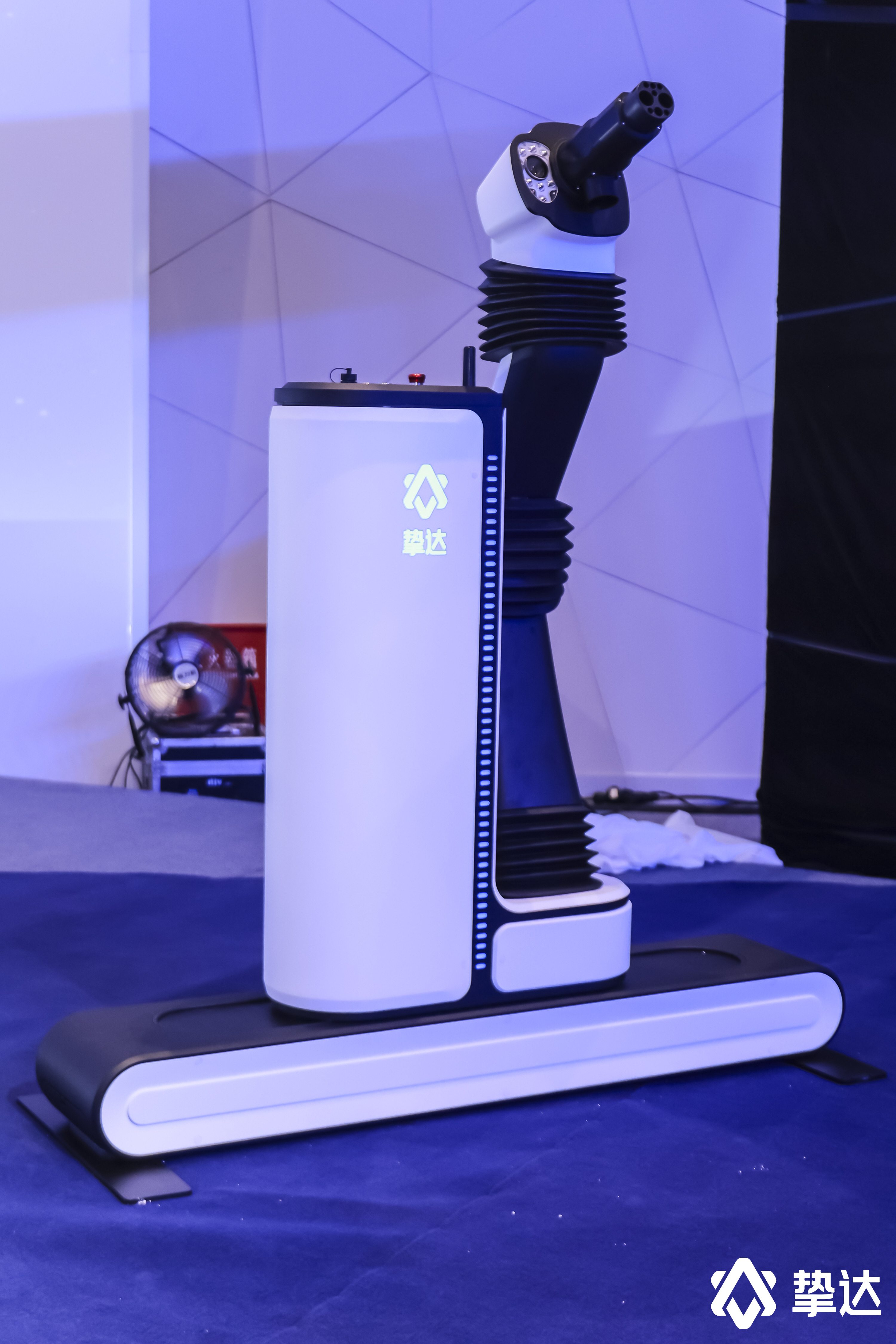 新时达：发布行业首款为工业而生的具身智能机器人SYNDA R1