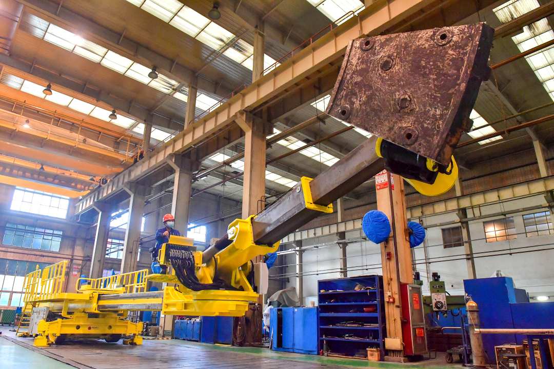 全球首套156米打桩船闭式能量回收系统及最大启闭液压缸下线