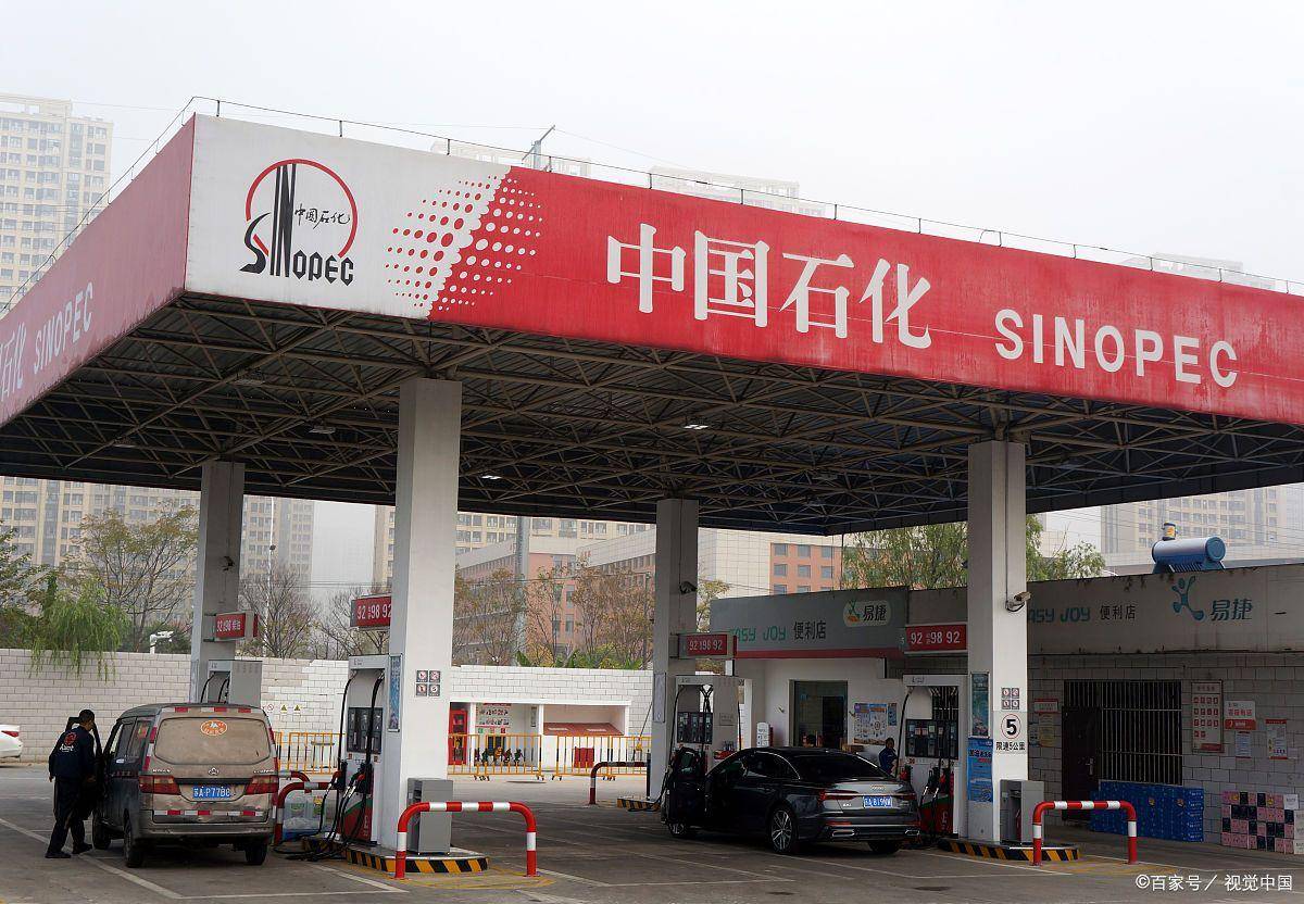 欧佩克+拟维持原油产量不变2025年油价跌幅超18%