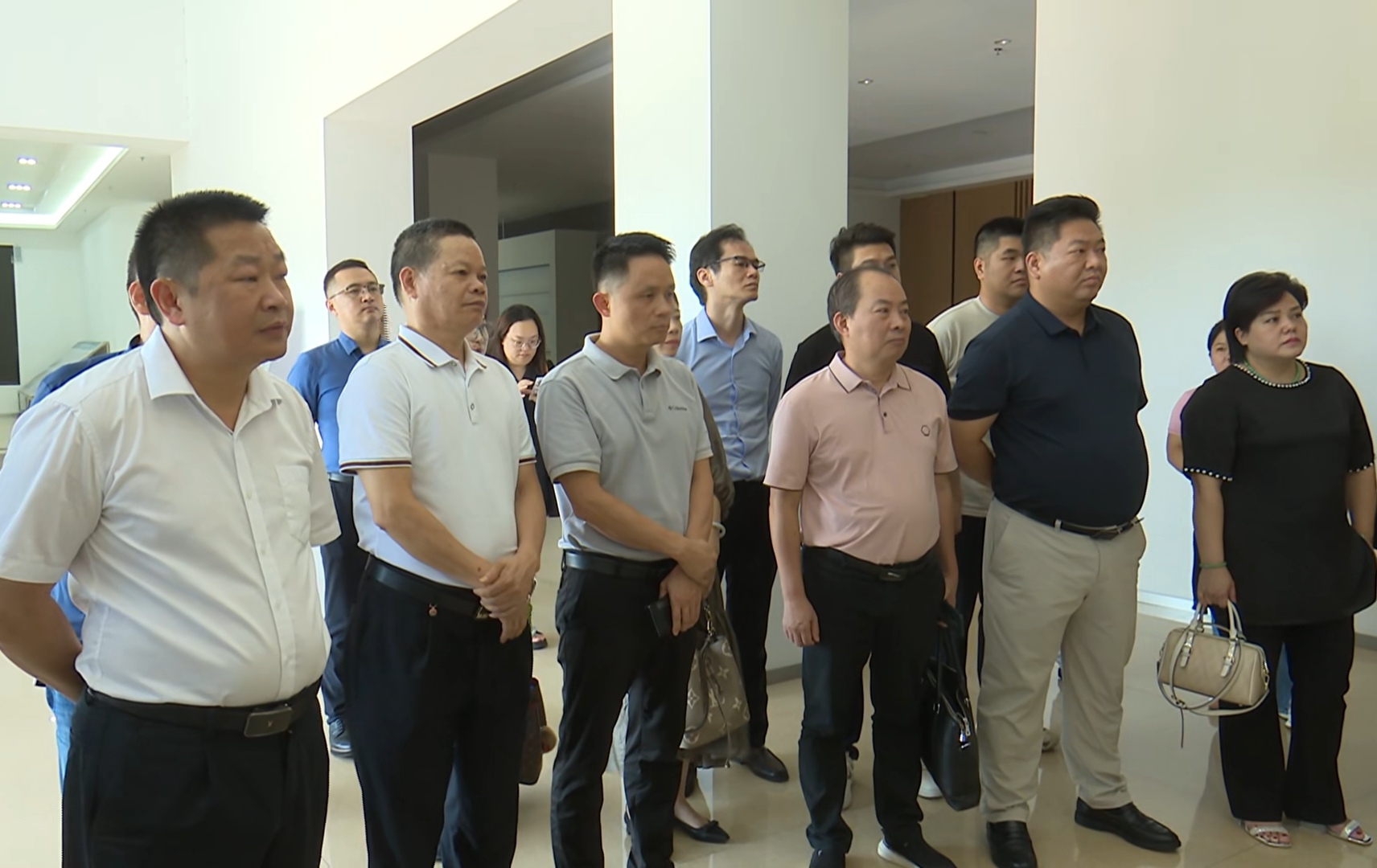 王晖参赞赴部分在几中资企业座谈交流