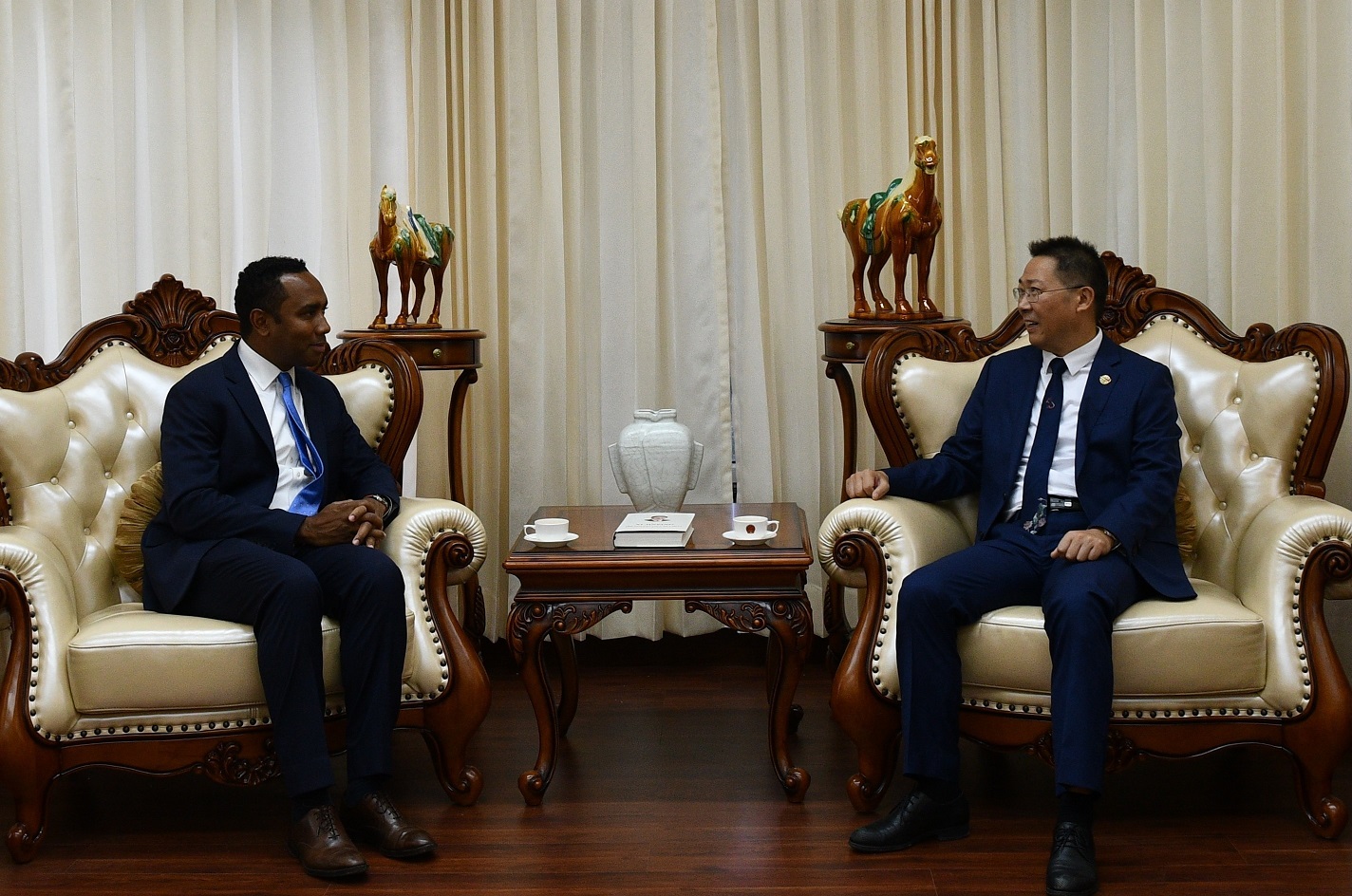 王有莉参赞陪同驻牙买加大使王锦峰走访中兴通讯牙买加有限公司