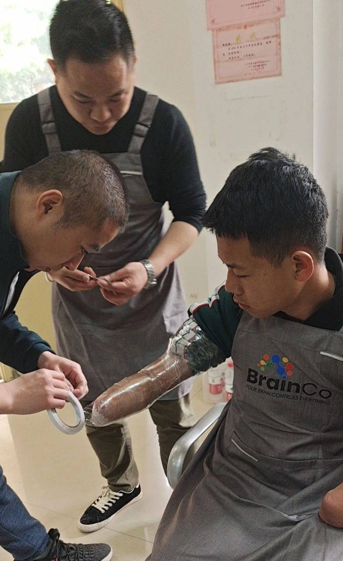 强脑科技申请公布仿生手指、机器手专利