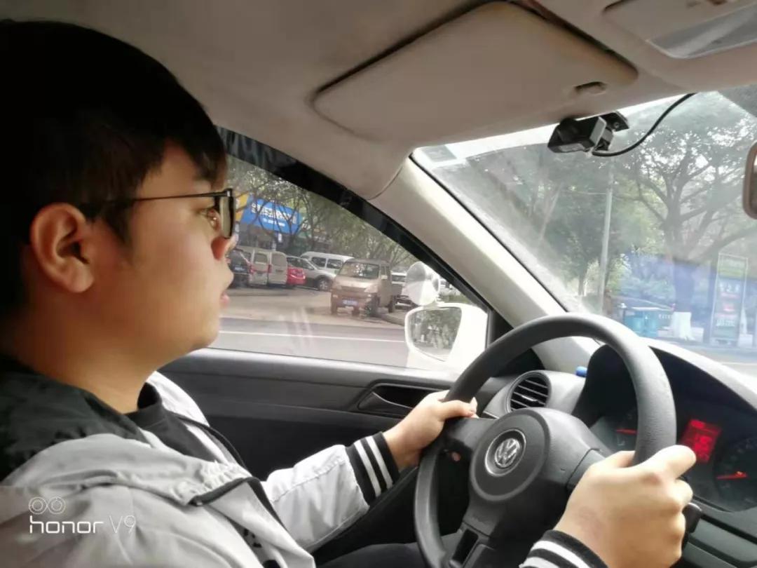 驾校校长等组织5677名学员考驾照作弊，获利256万元被判刑！“先按文化程度、年龄大小、机敏程度等筛选，再决定作弊方式”