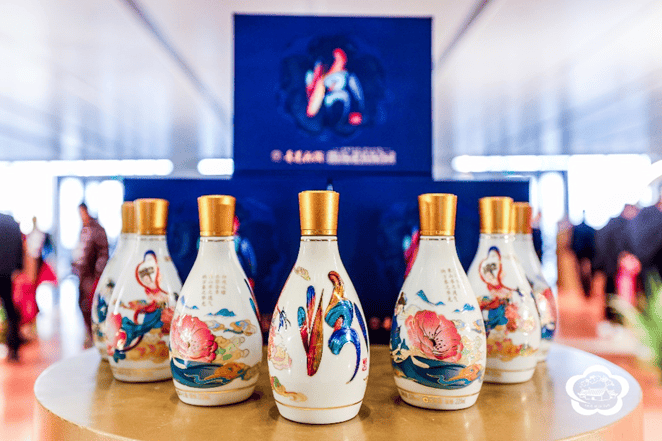 山西汾酒获得外观设计专利授权：“酒盒（青花汾酒40-京剧文创）”