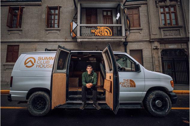 Alex Honnold 台北101徒手攀岩直播，藏着 Netflix 最精明的内容算计