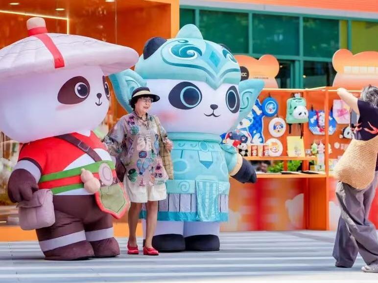 首个熊猫人形机器人在成都发布