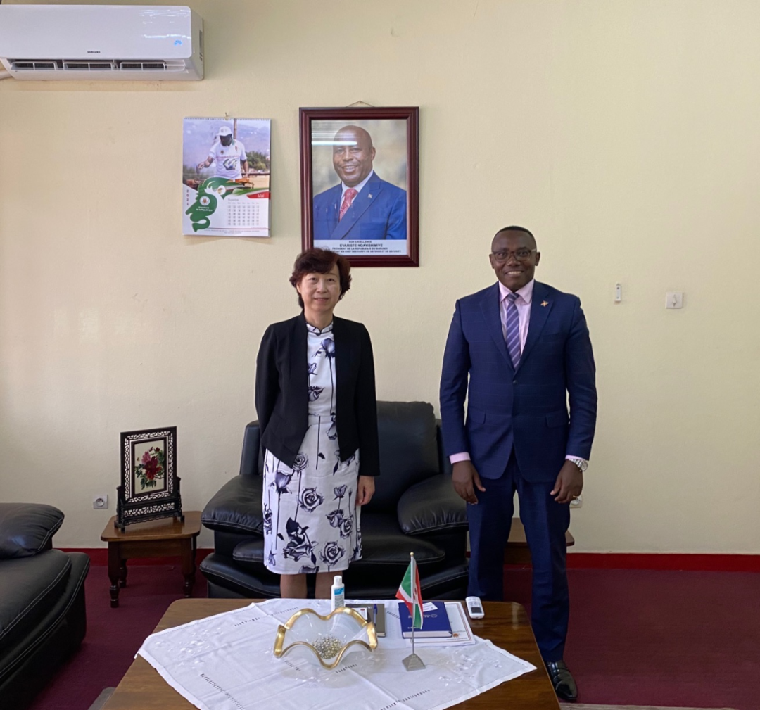 中国向布隆迪公共卫生部捐赠医疗物资