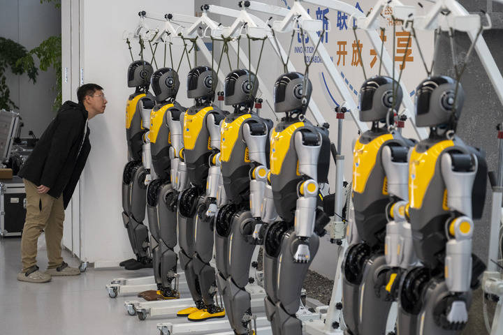 探访全国首家人形机器人7S店