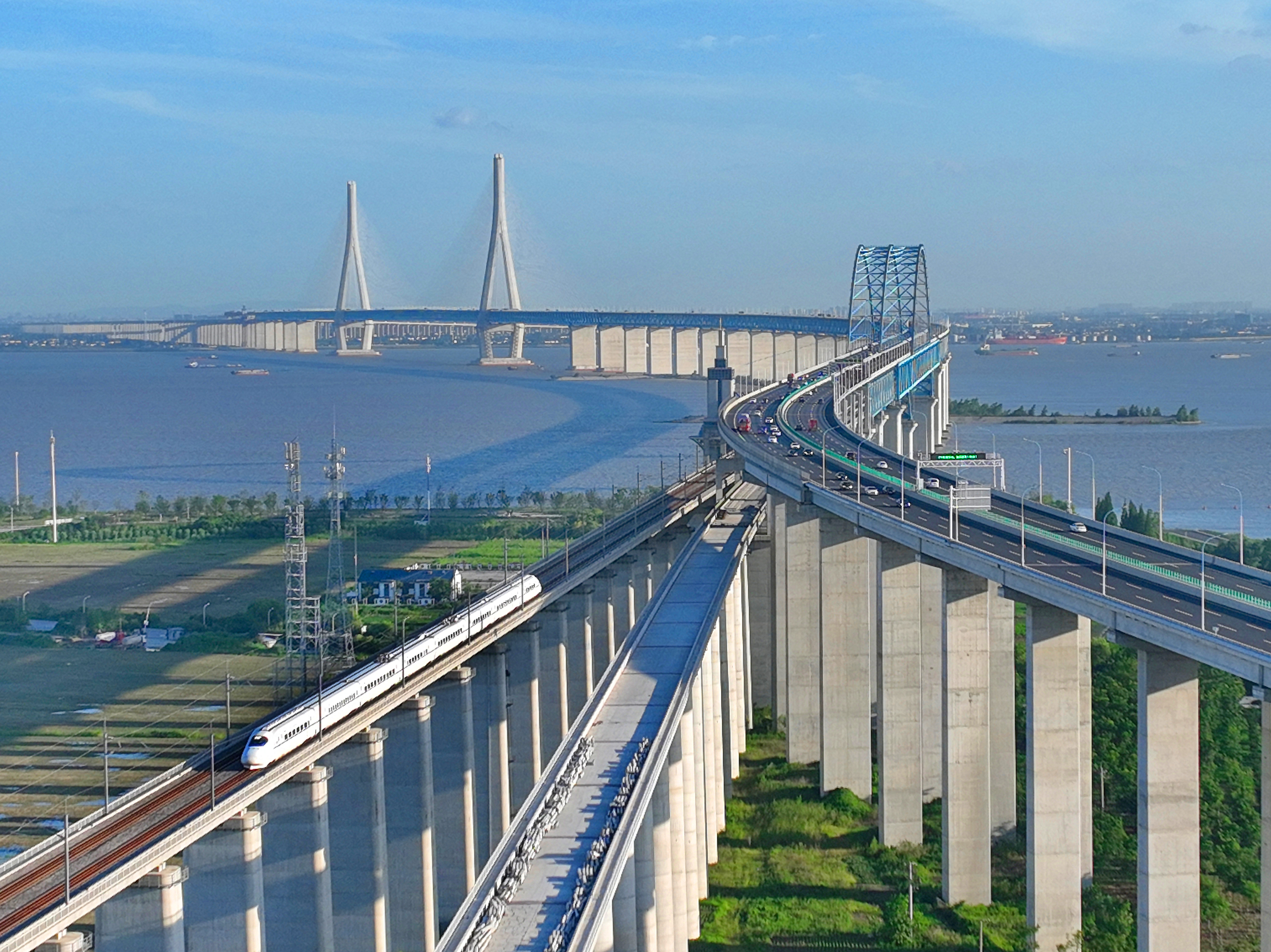 中国通号:2025年11月―12月共中标21个项目 金额约52.6亿元