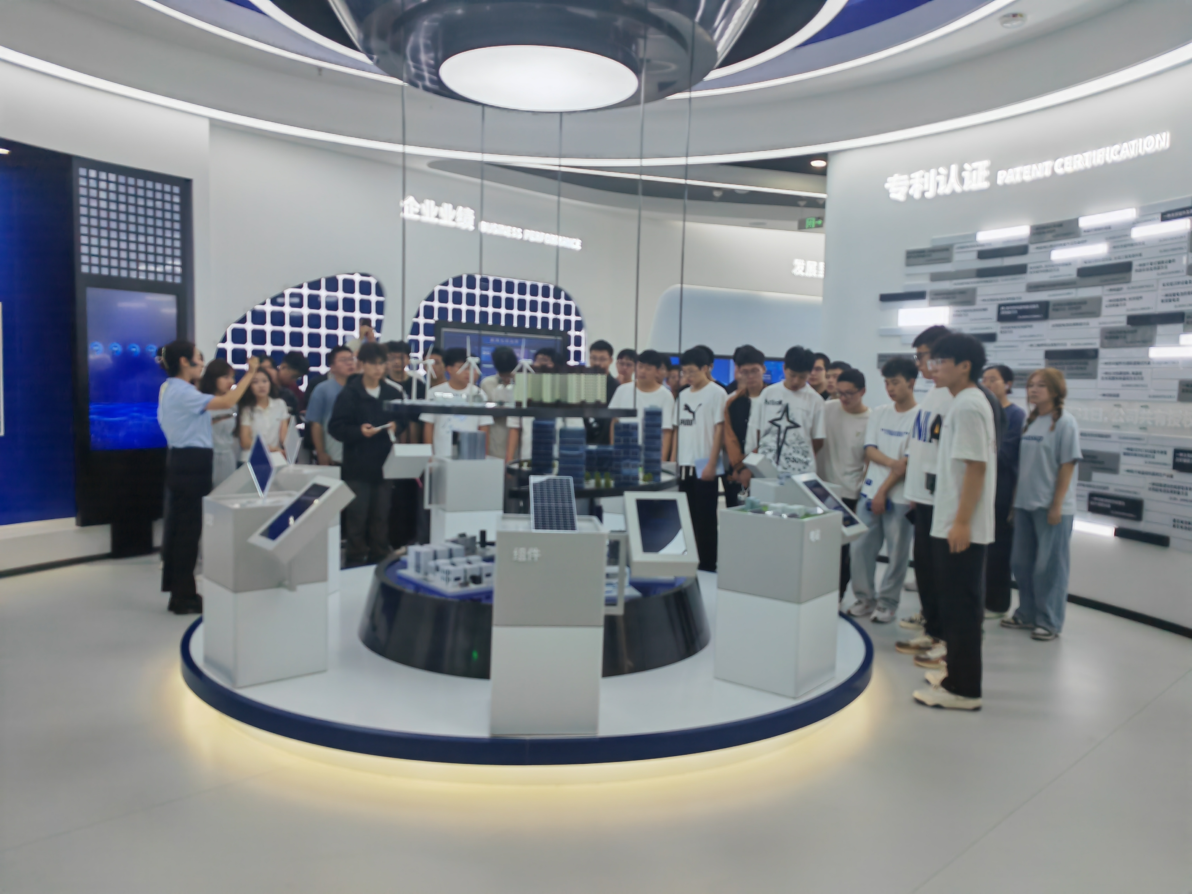 晶澳科技：主营太阳能硅片、电池及组件的研发、生产和销售