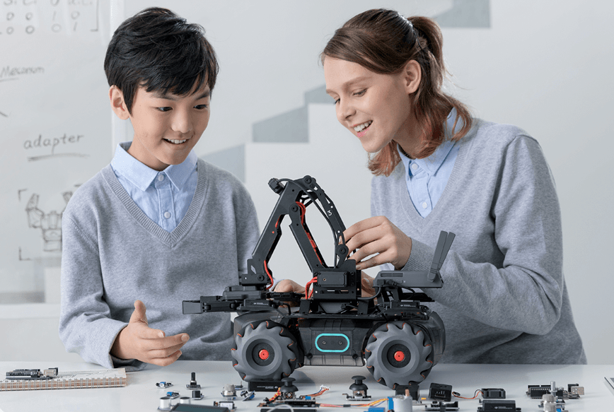 穆巴达拉将人工智能与机器人列为重点投资方向