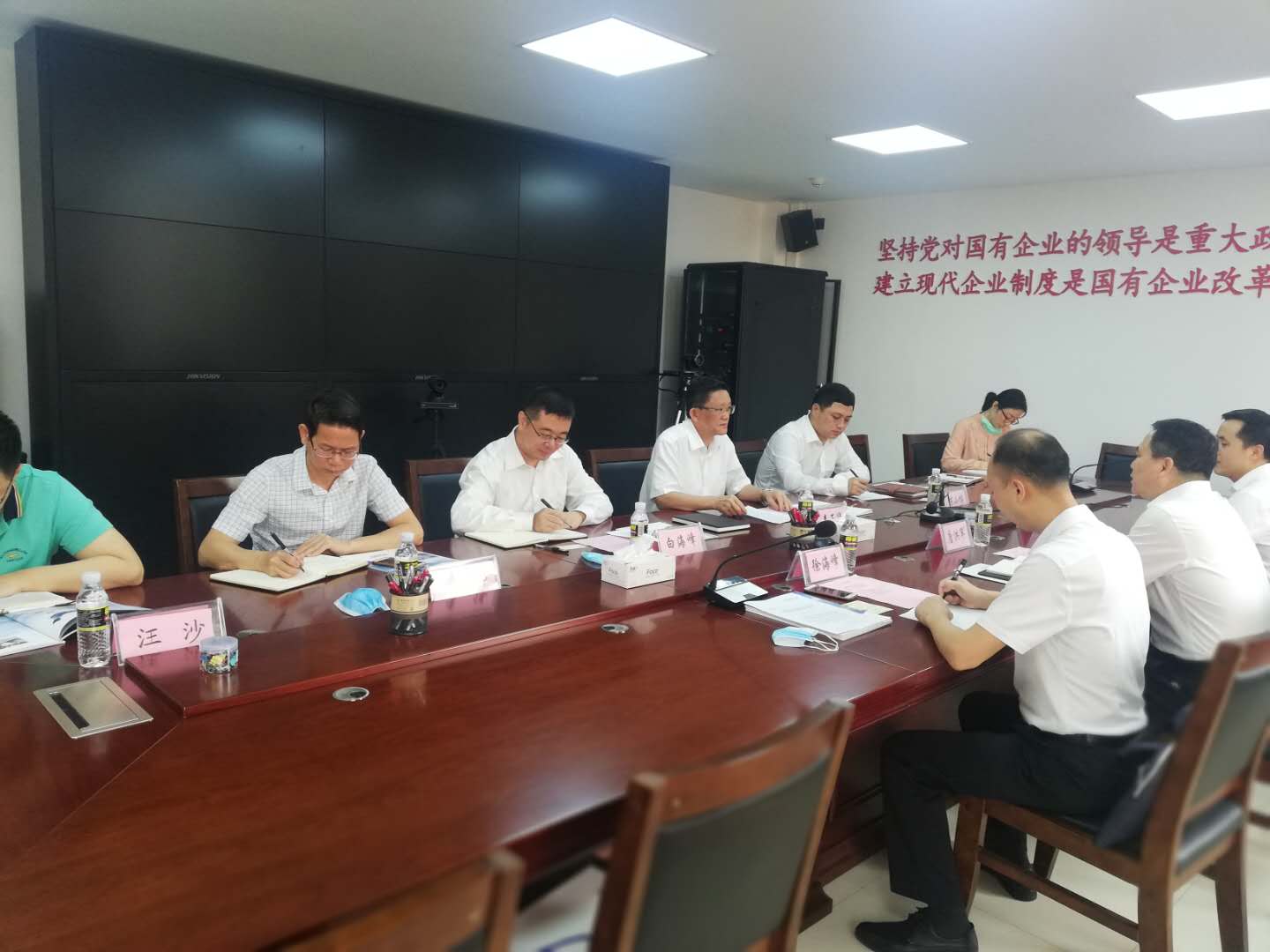 海南省与国家开发投资集团有限公司举行工作会谈