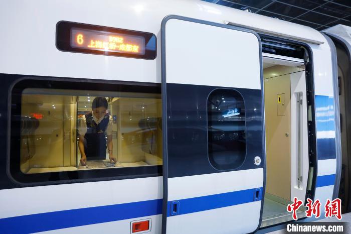 高铁动卧串起热门城市群