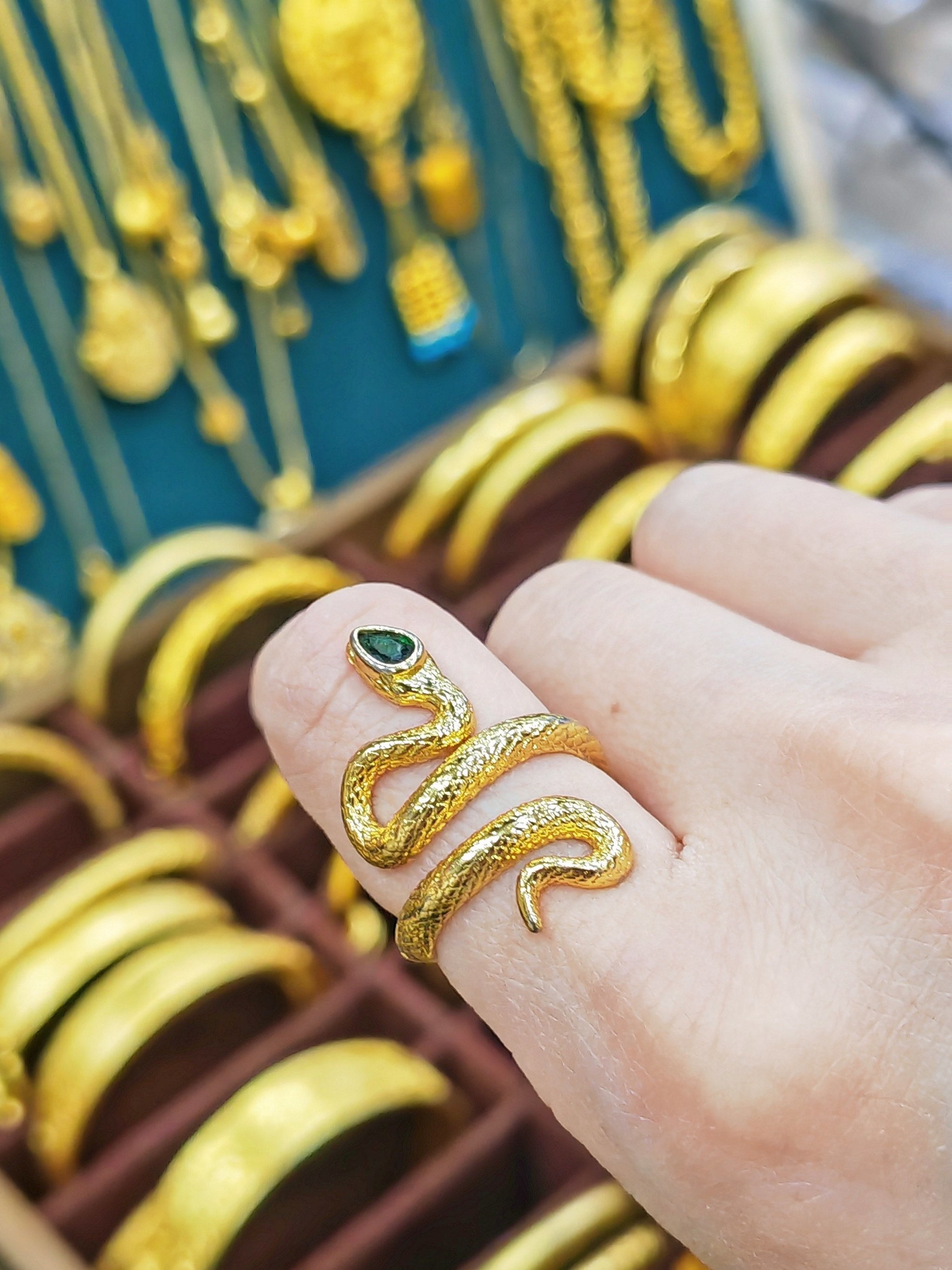 突然火了！“年终奖发了，做个999黄金美甲”，这届年轻人把上万元黄金剪碎贴在指尖！“黄金甲”成新年顶流“社交货币”，专家解读