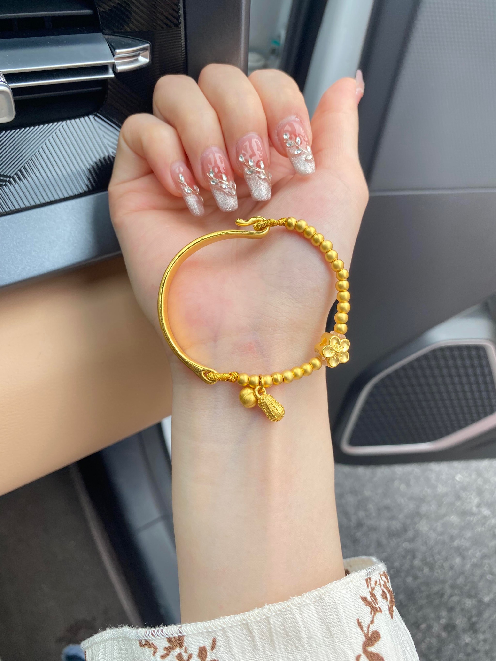 突然火了！“年终奖发了，做个999黄金美甲”，这届年轻人把上万元黄金剪碎贴在指尖！“黄金甲”成新年顶流“社交货币”，专家解读