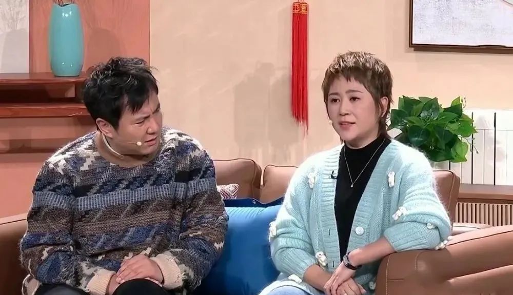 春晚热搜霸屏！王菲的耳环、撒贝宁的眉毛、沈腾说错词、机器人“扎堆”……